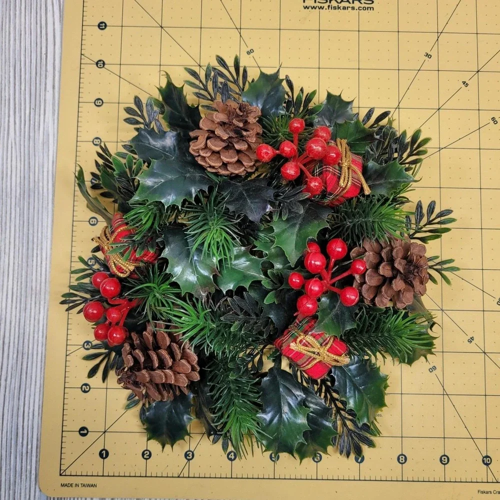 2 Christmas Greenery Wreath Rings Green Red Pinecone Berries Plaid Presents‎ Vtg